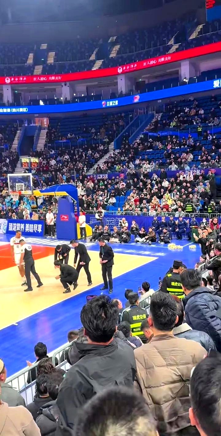 库里俱乐部赛事进球助球迷热议(库里在哪个俱乐部)